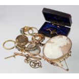 Assortment of 9ct /yellow metal jewellery to include. Cameo, rings etc