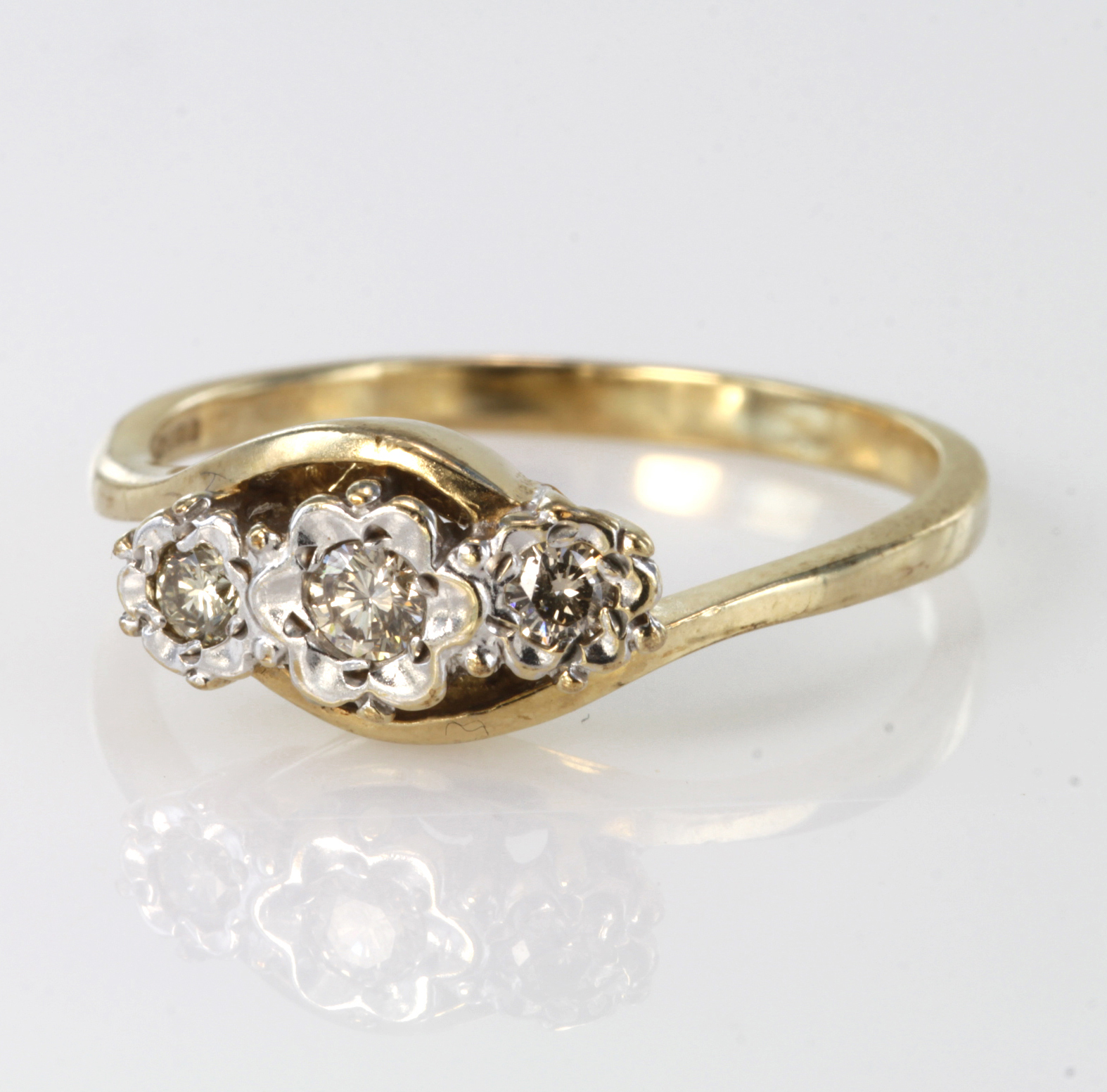 9ct Gold hallmarked three stone Diamond Ring 0.25ct weight size R weight 2.8g