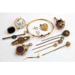 Mixed 9ct / yellow metal jewellery to include charms, hat pins, bracelet etc. Total weight 55.1g
