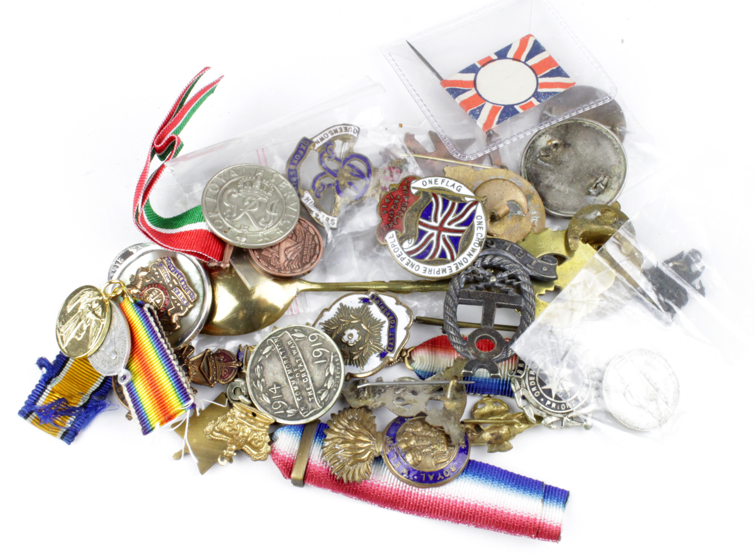 Selection of various WW1 etc Sweetheart badges, pin badges, lapel badges, miniature medals, etc. (