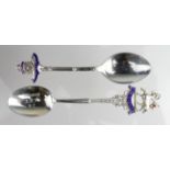 Silver military spoons (2) comprising a Royal Artillery Spoon marked "silver" and a Queen's Regt.