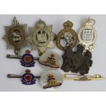 Sweethearts (2x marked silver) and cap badges, mixed lot. (10)
