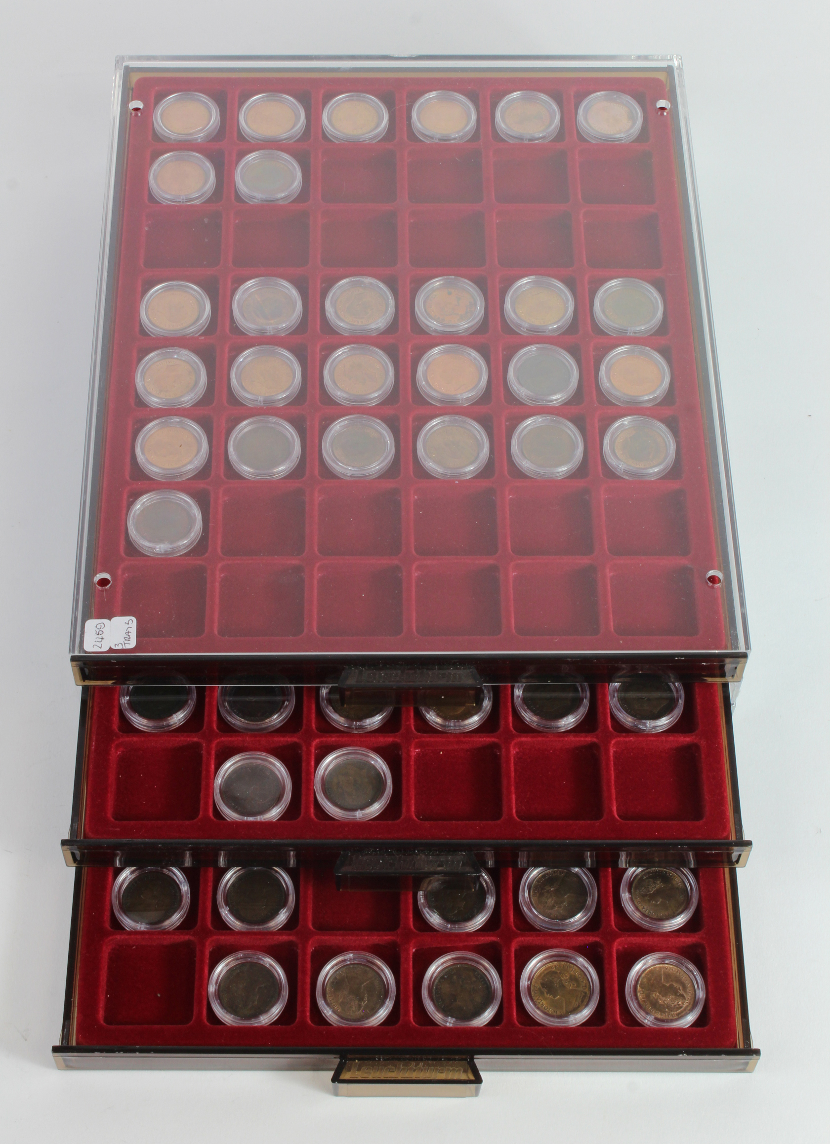 GB Farthings (94) in three Lindner Trays. An extensive collection from 1860 - 1956. Many of the