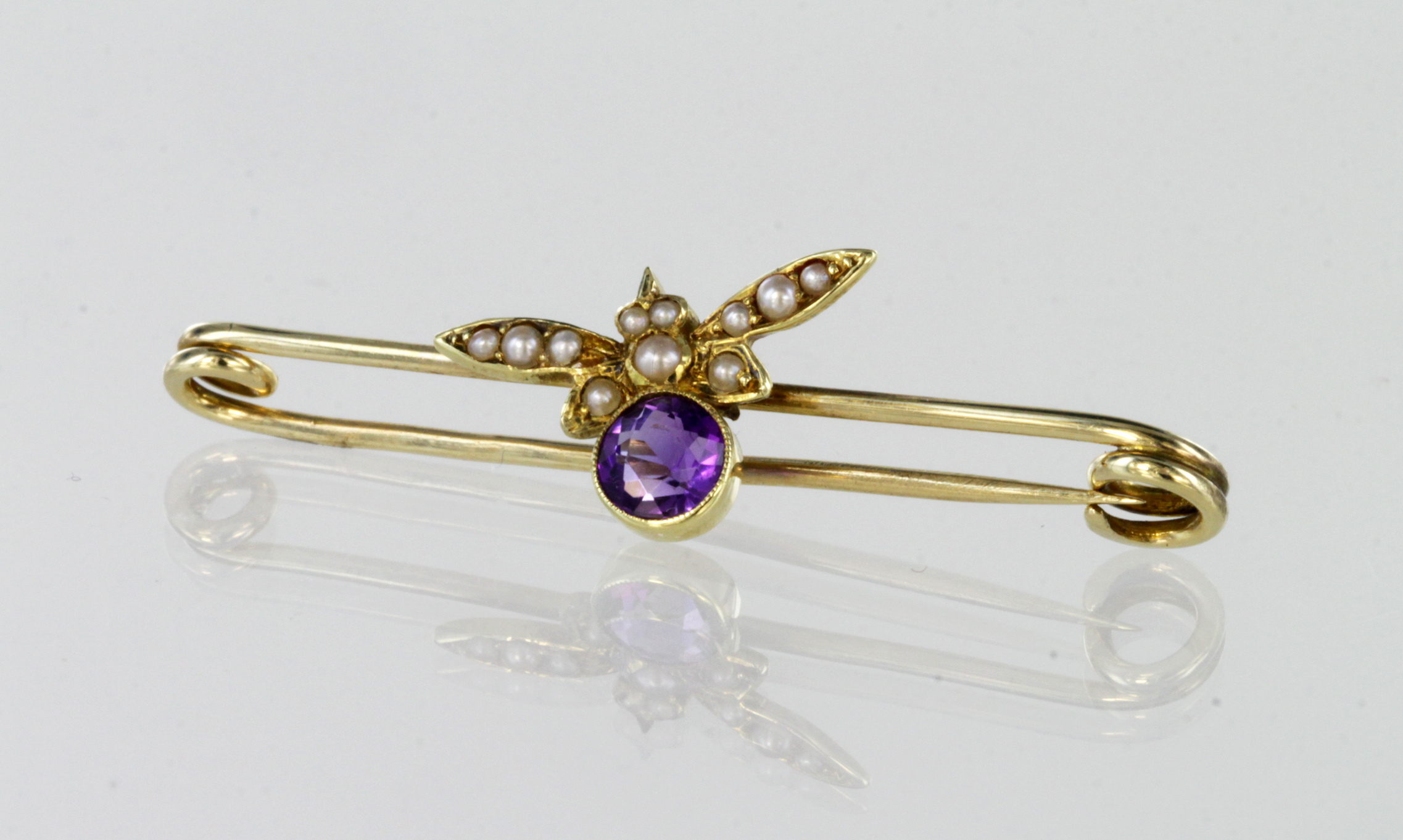 9ct yellow gold bee brooch set with amethyst and pearls, weight 1.8g