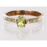 9ct gold Peridot & White Topaz ring, size O, weight 2.6g