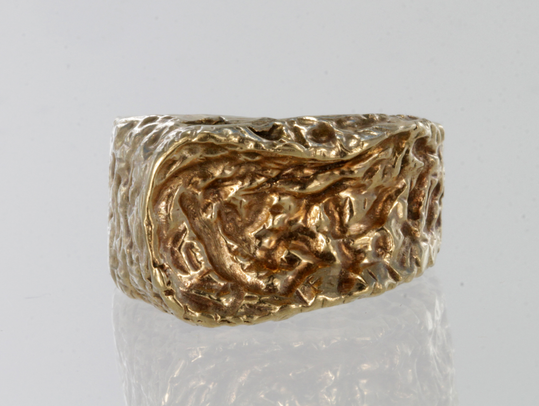 9ct yellow gold textured abstract band ring, finger size H, weight 7.7g - Image 2 of 2