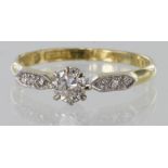 18ct yellow gold ring set with principal diamond of approx. 0.25ct with diamond set shoulders,