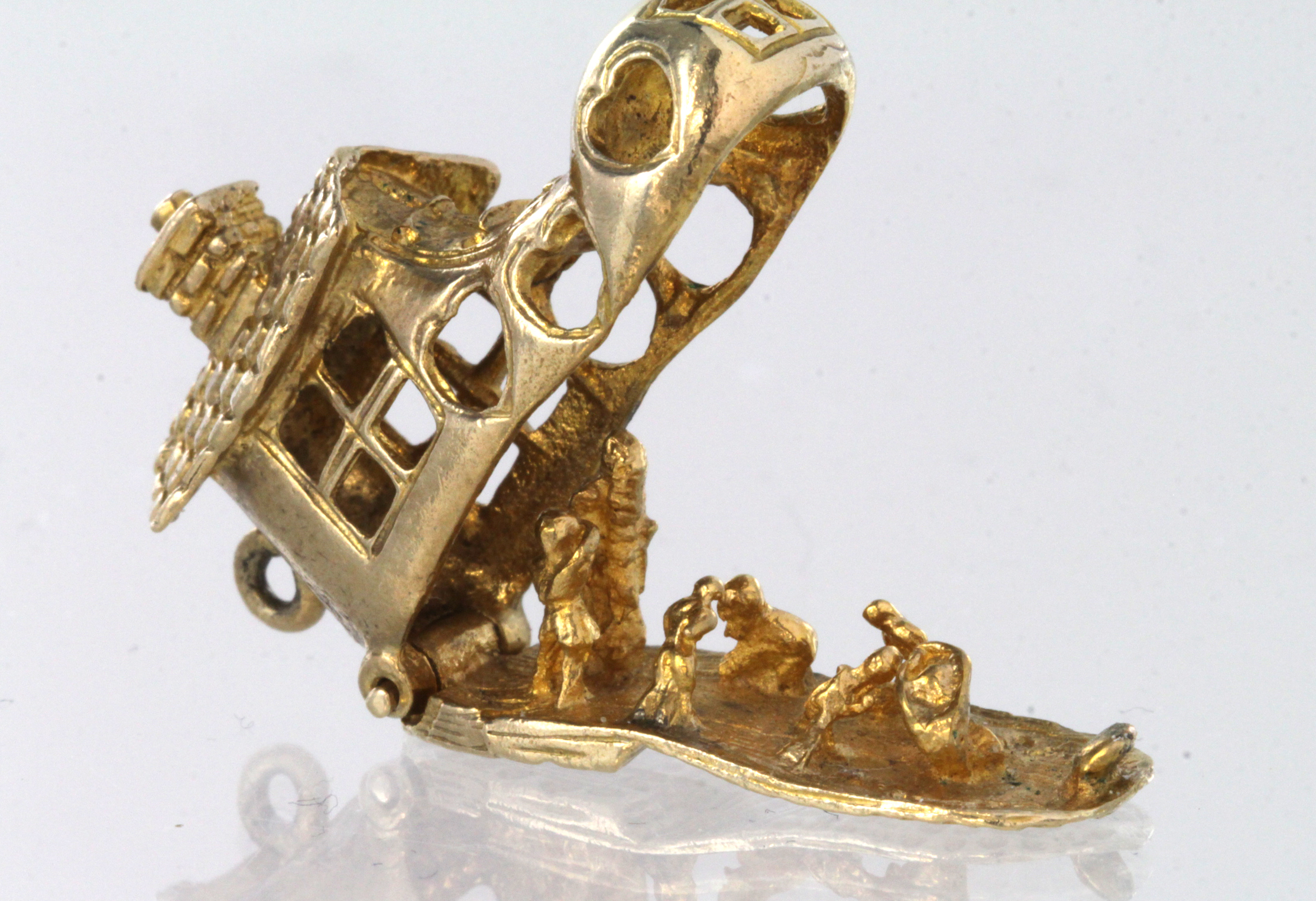 9ct "Old mother Hubbard" opening shoe charm, weight 8.4g - Image 2 of 2