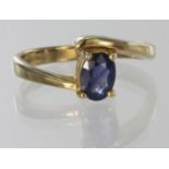 9ct yellow gold sapphire single stone ring, finger size M, weight 2.2g