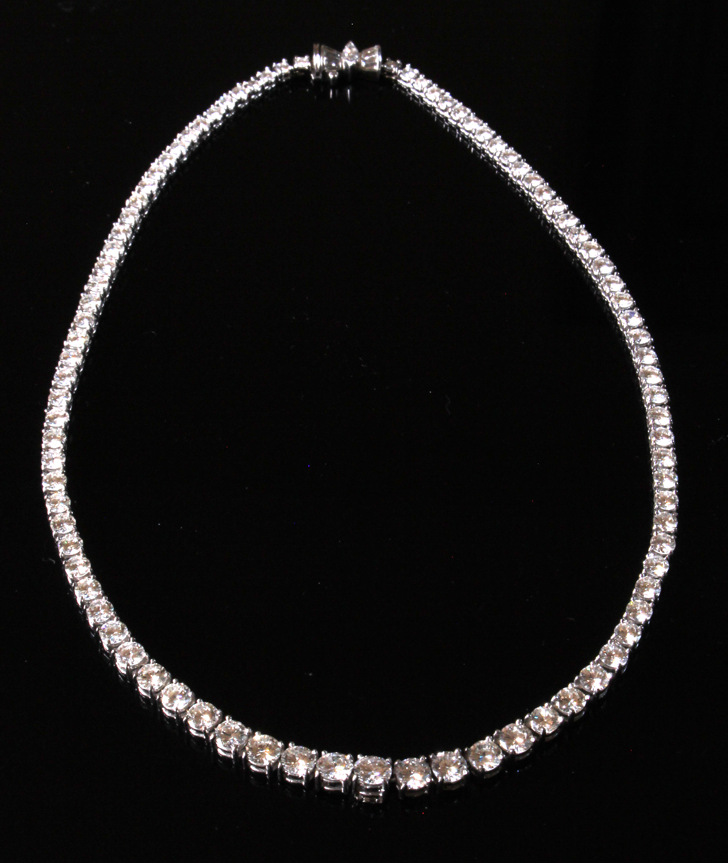 18ct white gold graduated diamond tennis style necklace consisting of eighty nine round brilliant - Image 5 of 6