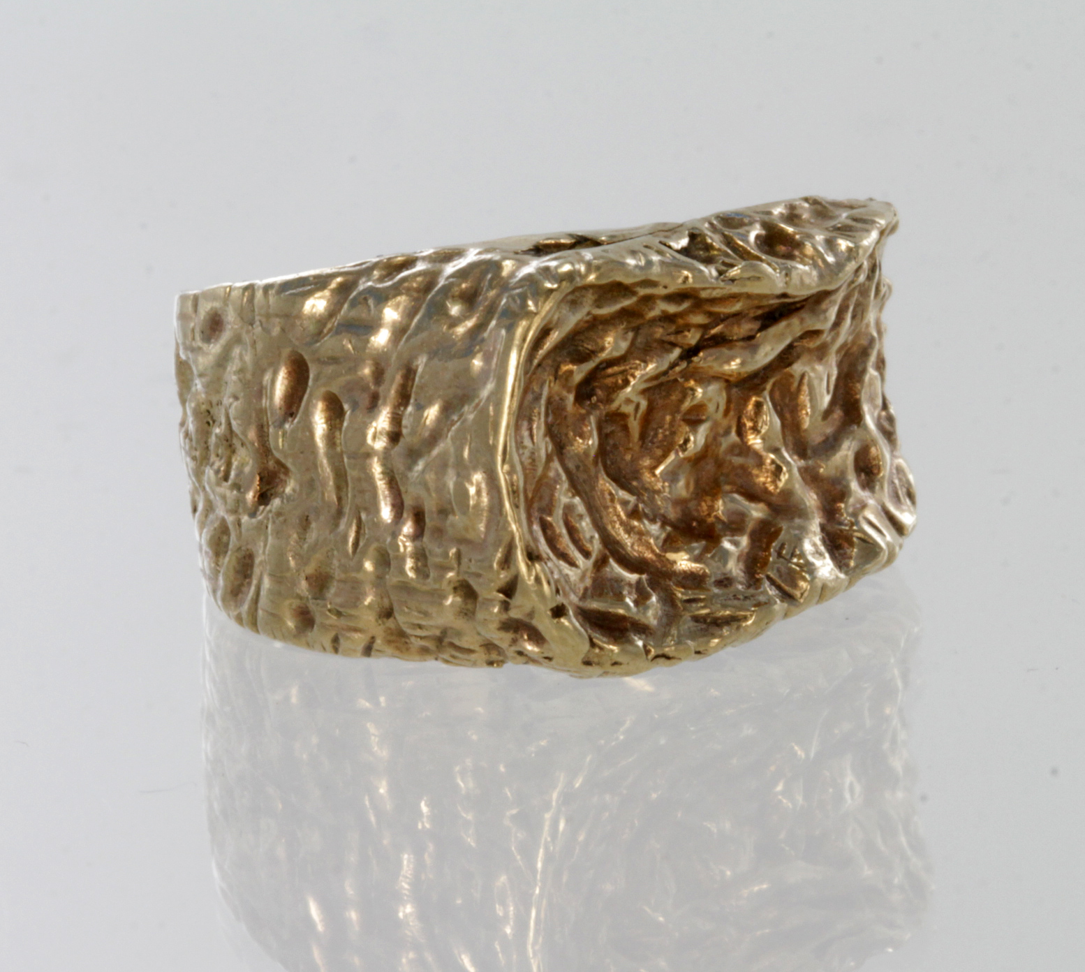 9ct yellow gold textured abstract band ring, finger size H, weight 7.7g