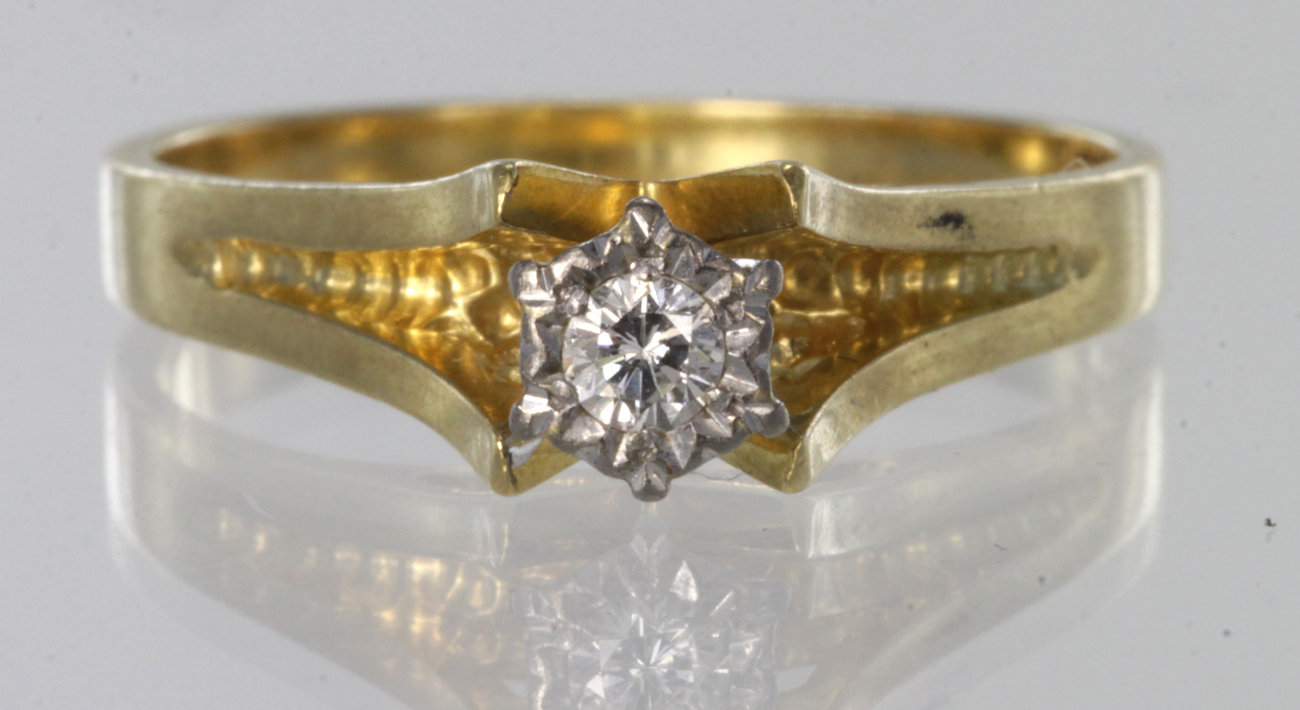 18ct yellow gold solitaire diamond ring of approx. 0.10ct in illusion setting, finger size N, weight - Image 2 of 3
