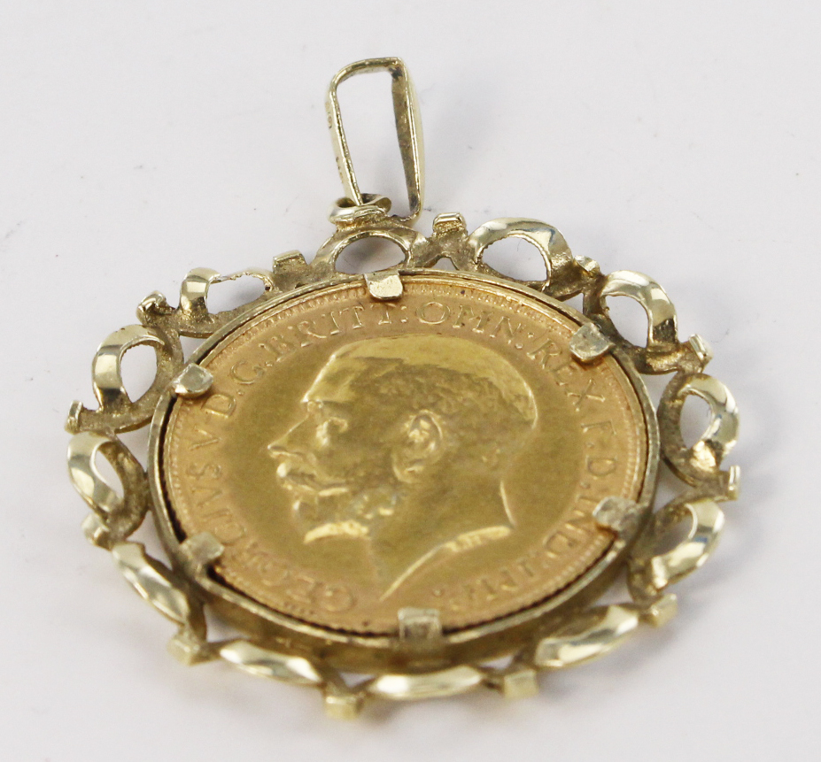 George V Sovereign dated 1912 in a 9ct pendant mount. Total weight 10.1g