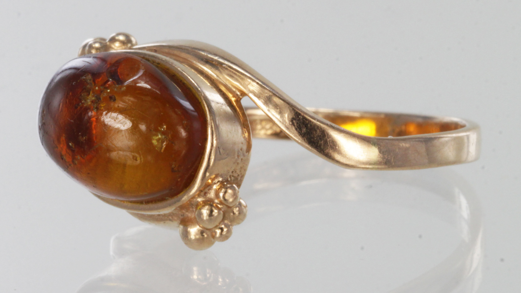 9ct rose gold ring set with single amber stone, finger size M, weight 2.8g - Image 2 of 2