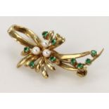 9ct yellow gold spray brooch set with three cultured pearls and nine emeralds, weight 4.8g