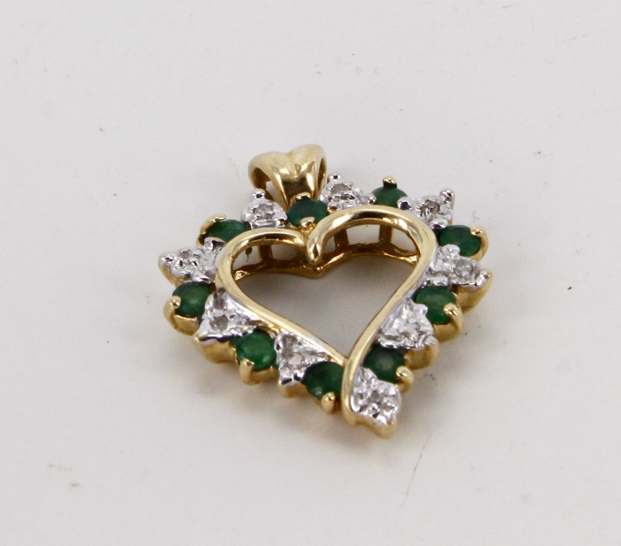 14ct yellow gold emerald and diamond open heart pendant, weight 2.4g