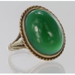 9ct oval jade ring, finger size K, weight 4.1g