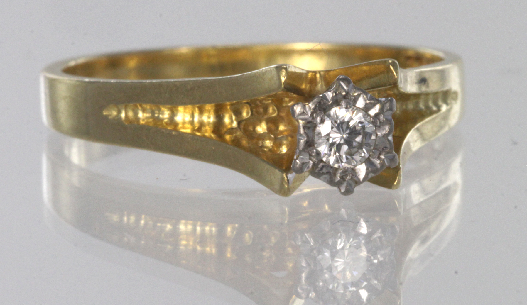 18ct yellow gold solitaire diamond ring of approx. 0.10ct in illusion setting, finger size N, weight