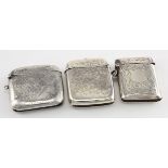 Three silver vesta cases, hallmarked Birmingham 1895, 1915 and 1922. Total silver weight 2.75oz