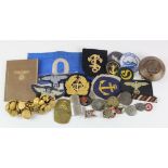 German mixed lot inc several 'tinnies', cloth badges, Naval buttons, etc etc. (Qty)
