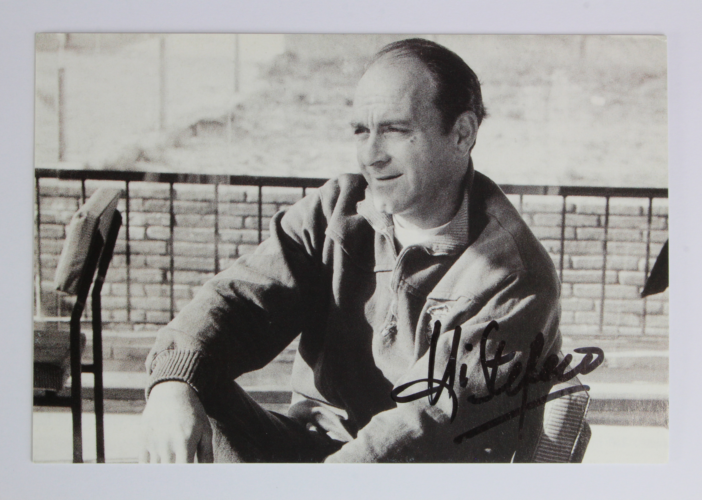 Alfredo Di Stefano, excellent b&w postcards signed in ink, relaxing on balcony in training kit,