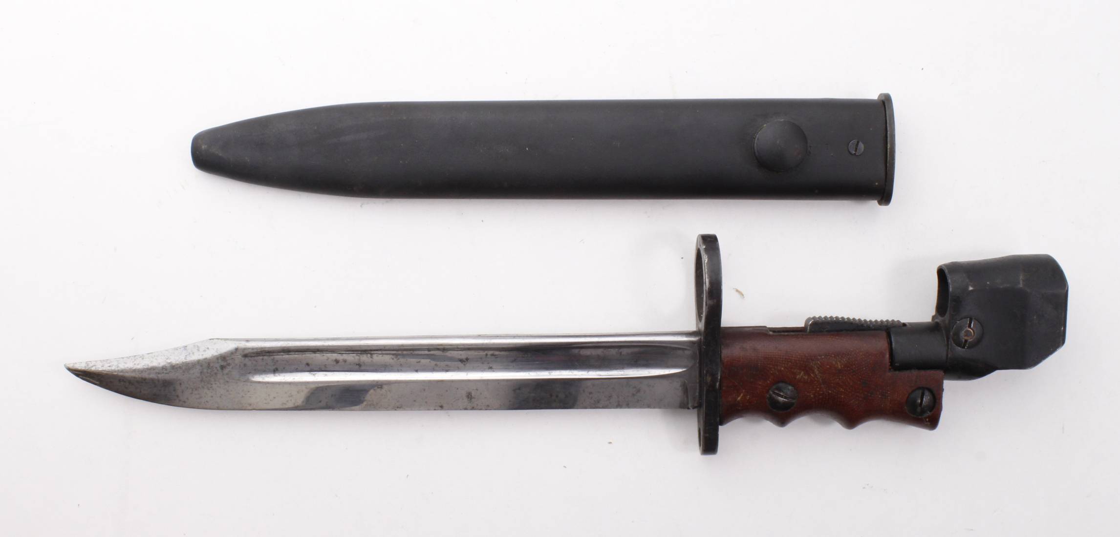 Lee Enfield Bayonet No7 with rotating pommel. Plus metal scabbard.