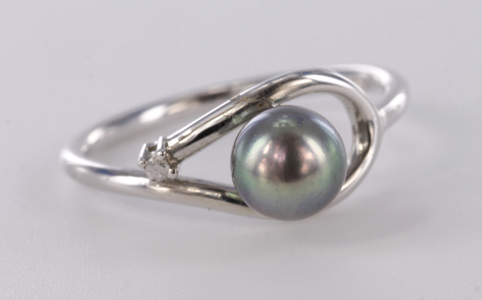 14ct white gold dress ring set with single grey cultured pearl measuring approx. 6mm diameter, prong