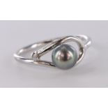 14ct white gold dress ring set with single grey cultured pearl measuring approx. 6mm diameter, prong