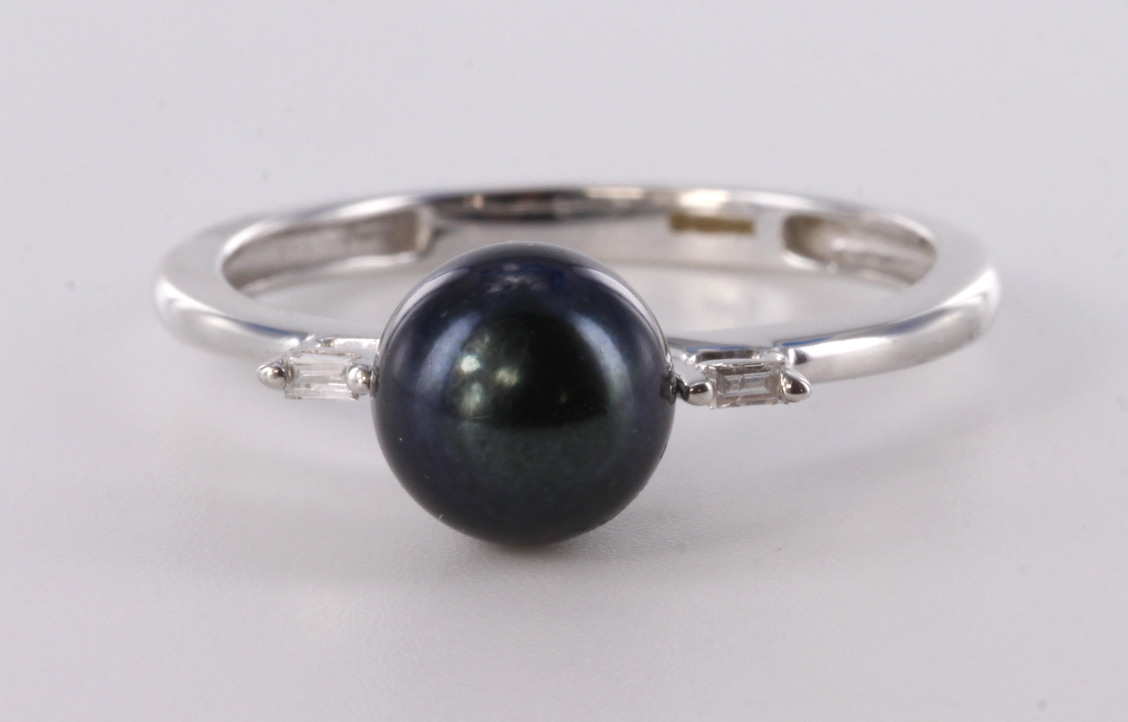 9ct white gold cultured black pearl ring with single baguette cut diamond either side, finger size