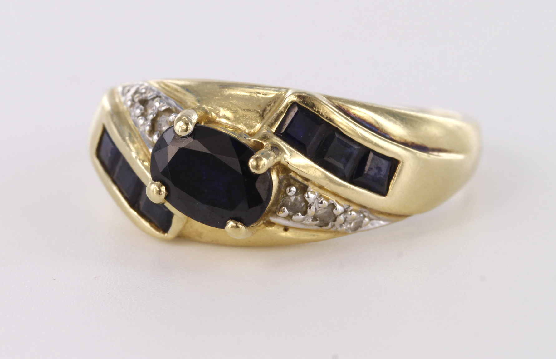 14ct yellow gold sapphire and diamond ring, finger size Q, weight 4.5g