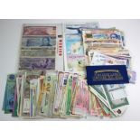 World (215) a nice mix of world notes with some duplication, in mixed grades including Uncirculated,