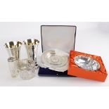 Mixed silver. Includes two silver topped glas jars, two limited edition silver dishes & two silver