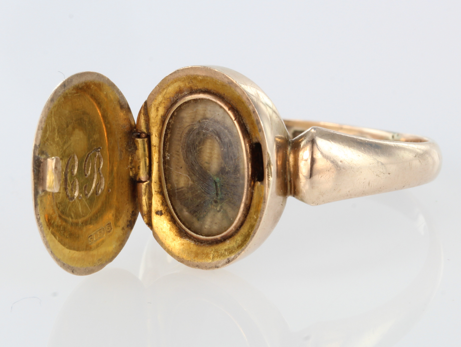 9ct yellow gold oval head ring with opening top covering a lock of hair, Chester hallmark 1916.