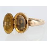 9ct yellow gold oval head ring with opening top covering a lock of hair, Chester hallmark 1916.