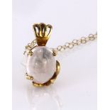 9ct yellow gold moonstone oval pendant with fine chain, weight 2.4g