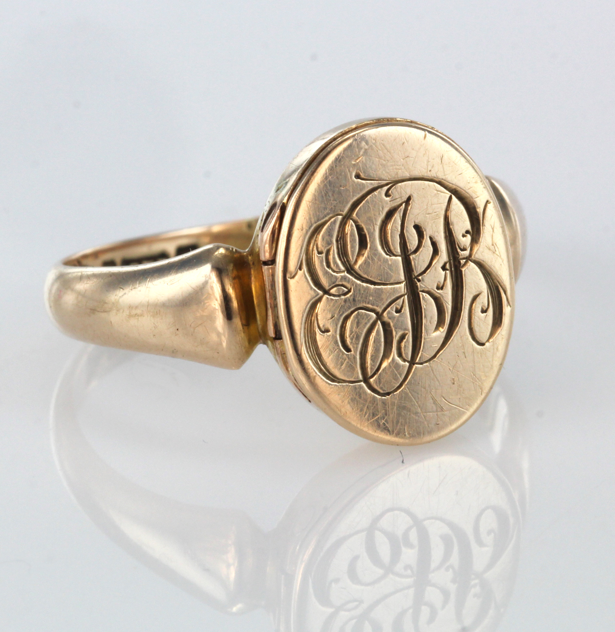 9ct yellow gold oval head ring with opening top covering a lock of hair, Chester hallmark 1916. - Image 3 of 3