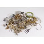 Bag of mixed 9ct/yellow metal, silver/white metal jewellery along with costume jewelley etc. Needs a