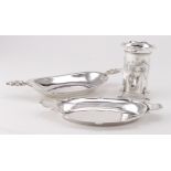Mixed silver items consisting of two small silver dishes (hallmarked London 1911 & 1936) along