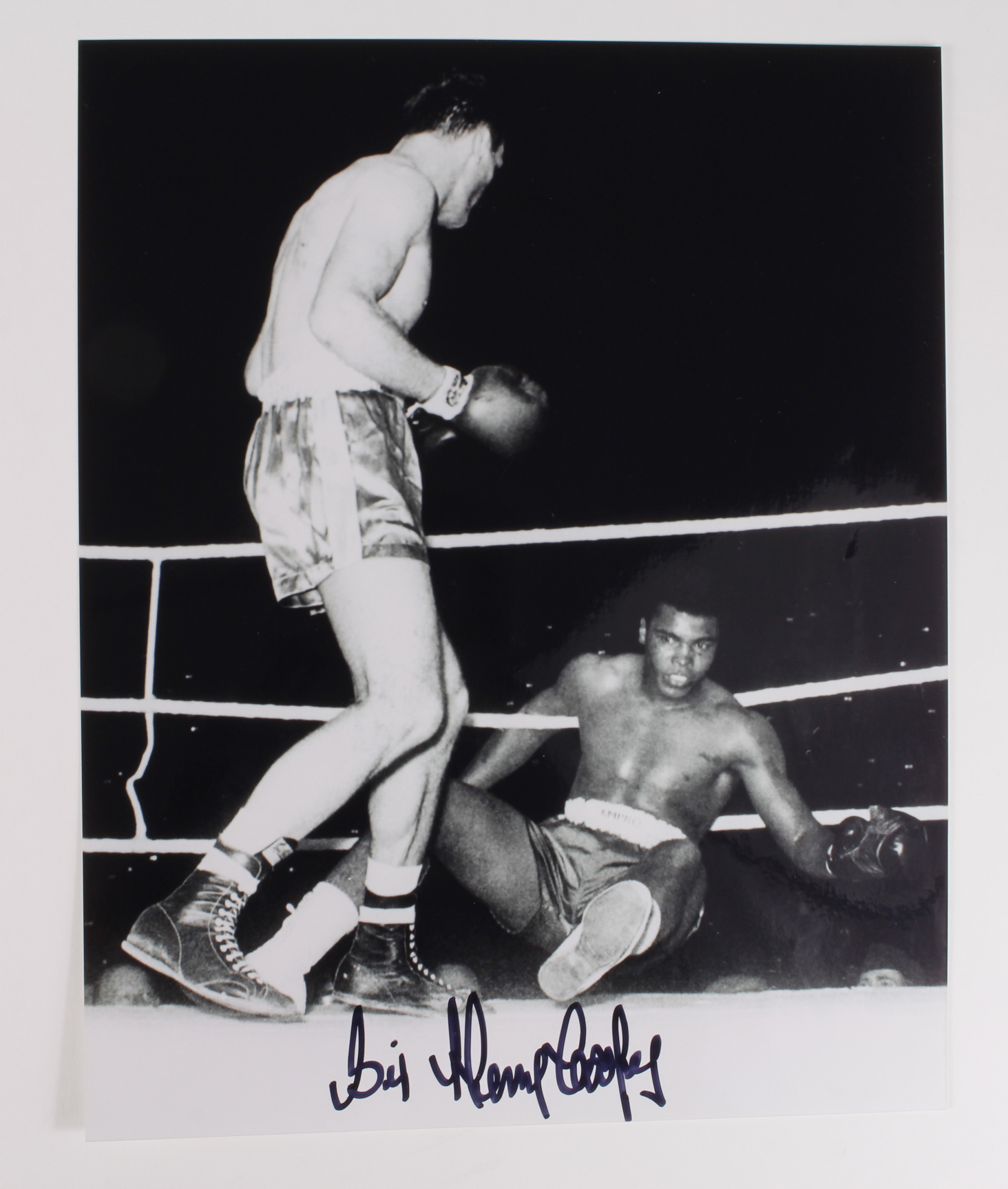 Boxing excellent b&w 10"x8" photo hand signed by Sir Henry Cooper, image shows Cooper knocking