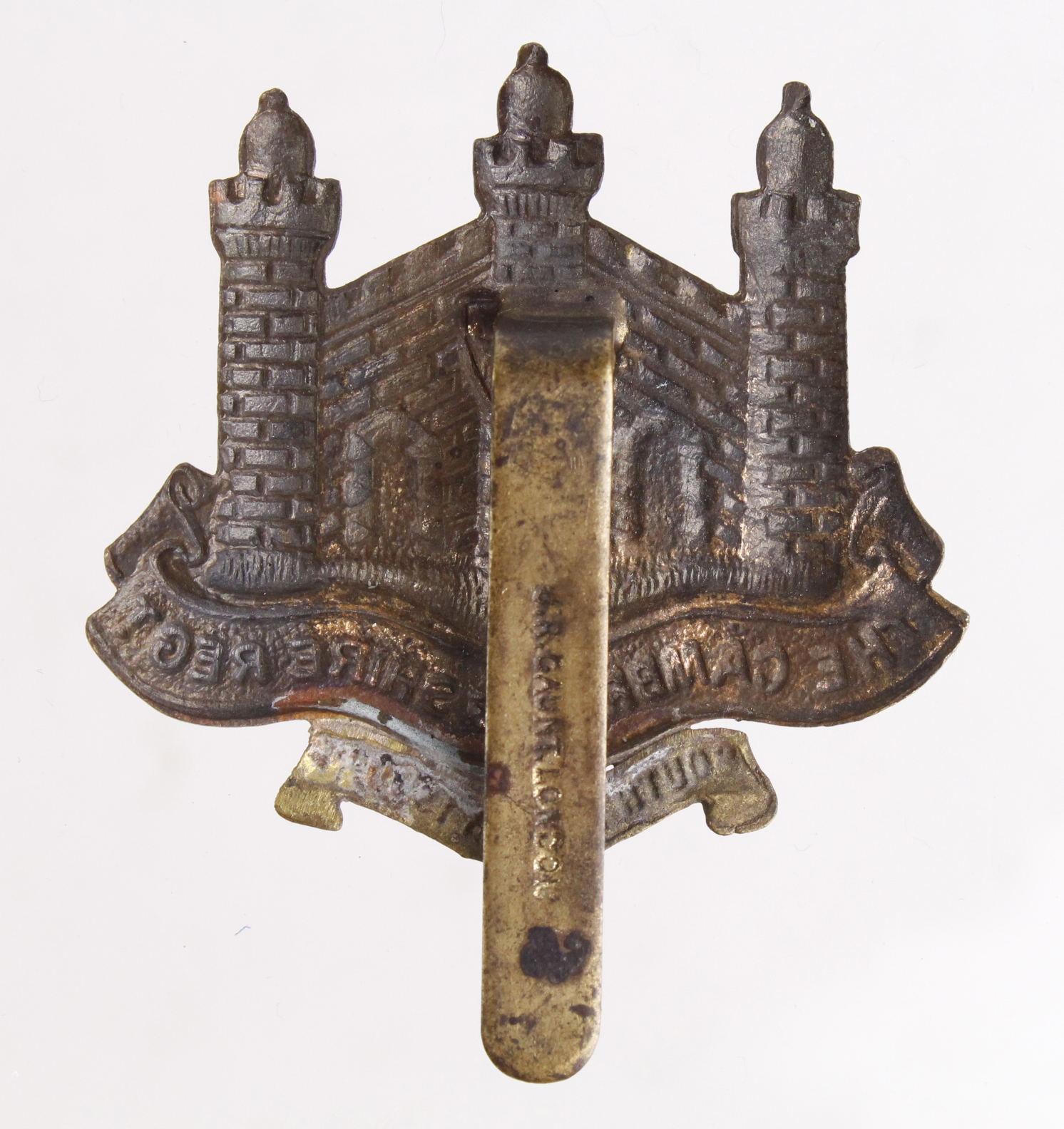 Cap badge, The Cambridgeshire Regt, South Africa 1900-02 scroll. Slider maker marked J R Gaunt - Image 2 of 2