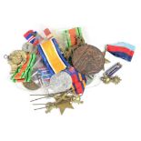 Job lot of various medals, WW1 and WW2, British and 1x Irish, plus cap badges, etc. (qty)