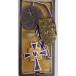 German Mothers Cross in gold, early AH inscription, cased, plus 2x mothering day badges