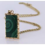 9ct Gold Belcher Chain 22 inch length with a Malachite Pendant (not hallmarked) weight 5.0g