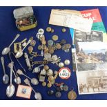 Collectables, a qty. of mixed items to include military buttons and cap badges e.g. King's Crown