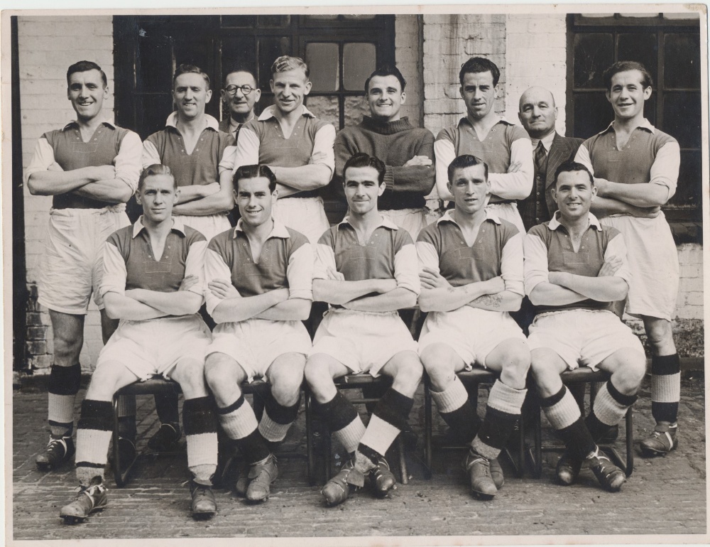 Football Press Photo, Swansea Town, 1948/49, 8" x 6" b/w press photo, showing team in away kit prior