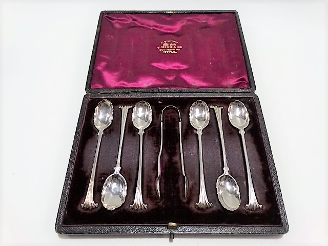 Victorian silver cased set of six demi-tasse spoons with shell bowls and a pair of sugar tongs,