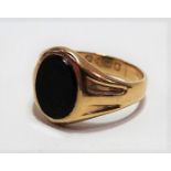 18ct hallmarked gold onyx set signet ring, weight 8.4g approx.