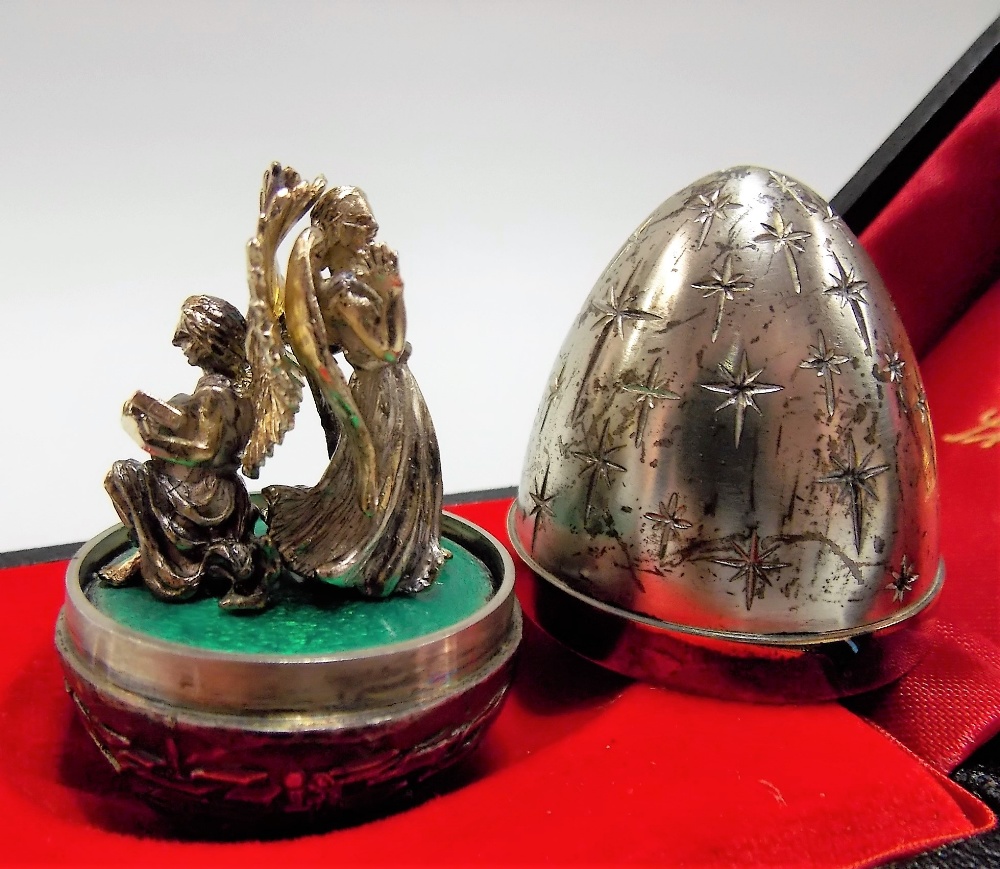Good modern silver gilt Christmas egg by Stuart Devlin, the exterior with scenes of Jerusalem, the