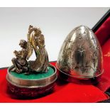Good modern silver gilt Christmas egg by Stuart Devlin, the exterior with scenes of Jerusalem, the