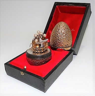 Good modern silver gilt egg by Stuart Devlin, the gilt planished egg reveals a hummingbird within - Image 2 of 2